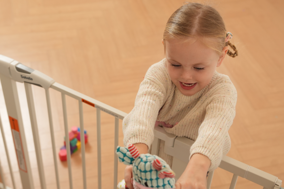 A toddler protect by Babelio baby gate