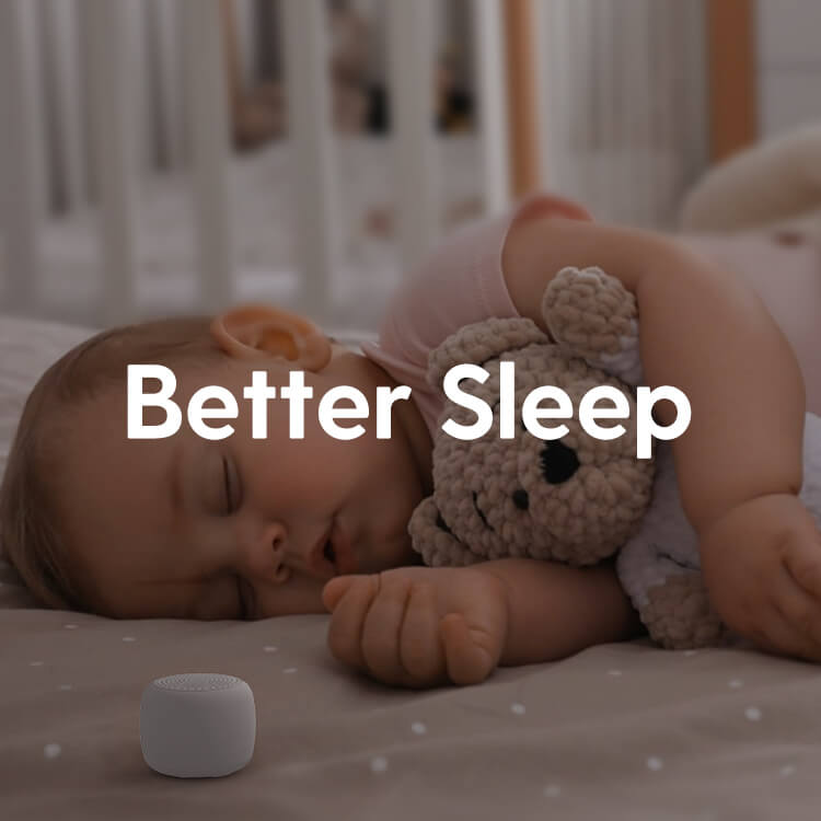 Sleeping baby with stuffed animal, white noise machine on crib mattress, Babelio baby safety.