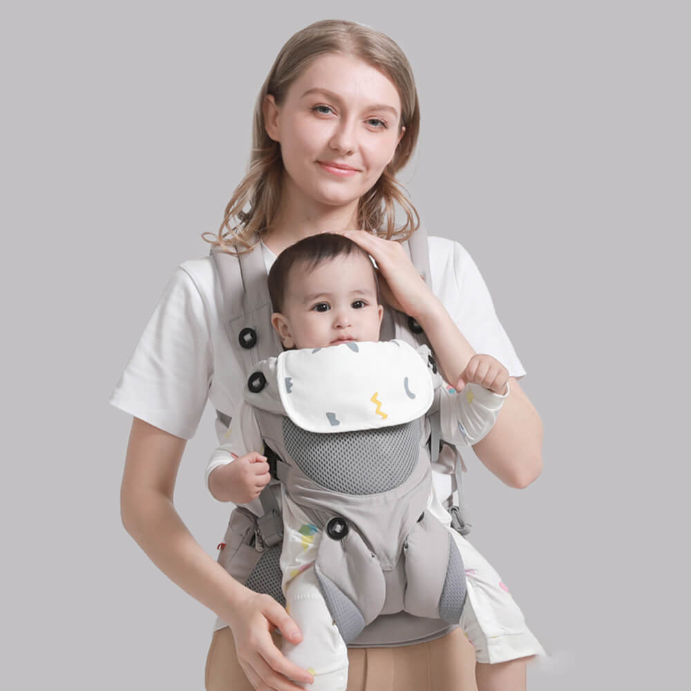 Mother carrying baby in ergonomic grey baby carrier, Babelio baby safety and comfort focus