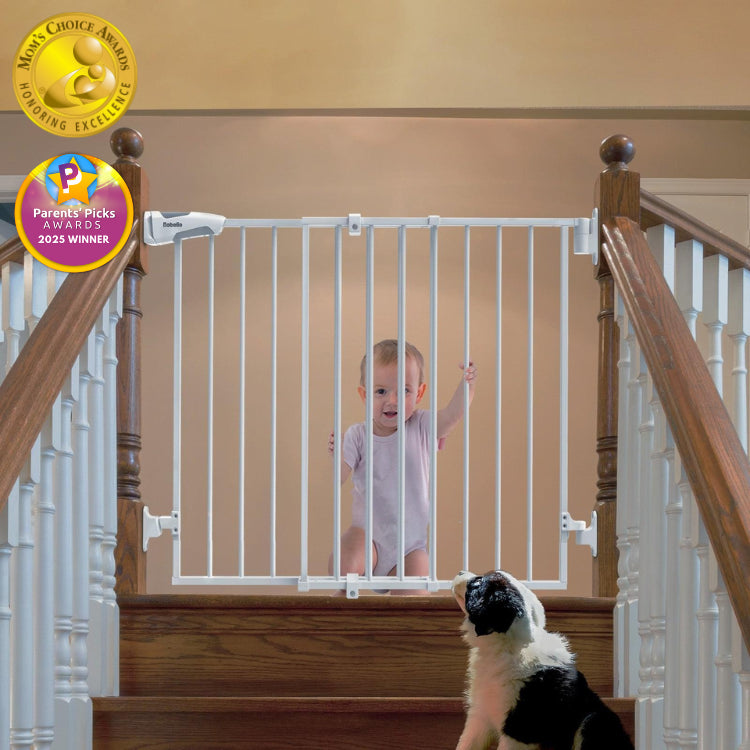 A baby behind the Babelio B17 auto-close safety gate on a staircase, designed as a walk-through gate for toddlers and pets.